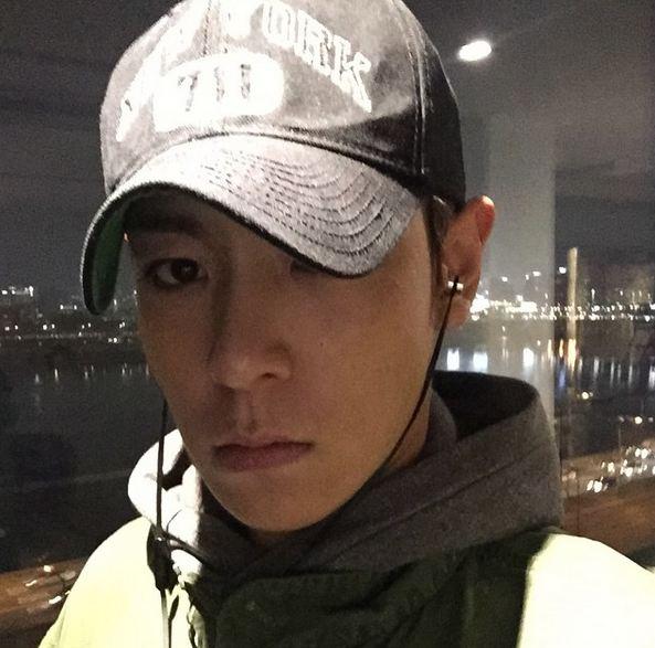 시크릿 메세지, 탑 일상에선 이런 모습? 이어폰 끼고 후드티~ 훈남 대학생 느낌 물씬