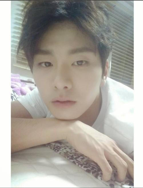 진짜사나이 이이경, 헝클어진 머리+뽀샤시한 얼굴 침대 셀카 제대로 여심저격