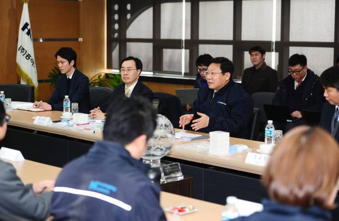 주형환 산업부 장관, 임명 받자마자 수출기업 흥아기연 방문