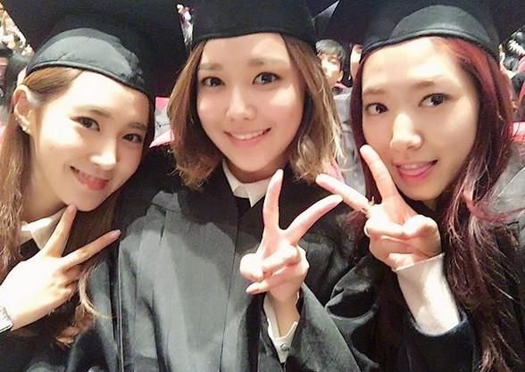 박신혜 유리 수영, 다정한 선후배 졸업 인증 “셋 다 눈썹 실종”
