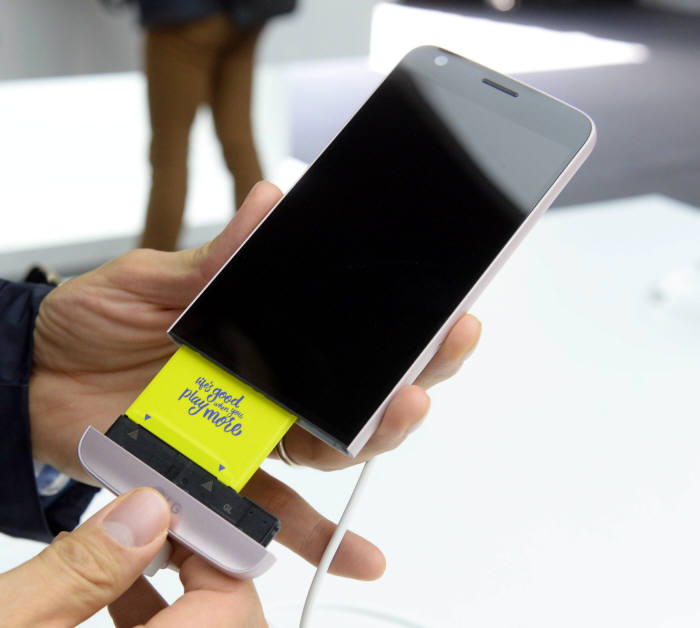 구글 ‘아라’·LG ‘G5’…기능 넘어 자체가 다르다