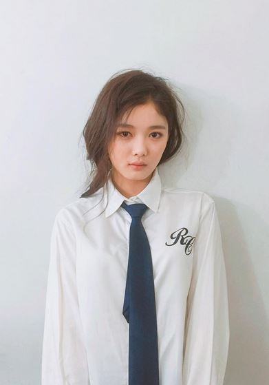[ET-SNS] 흰 셔츠에 넥타이 맨 채 보이쉬 매력