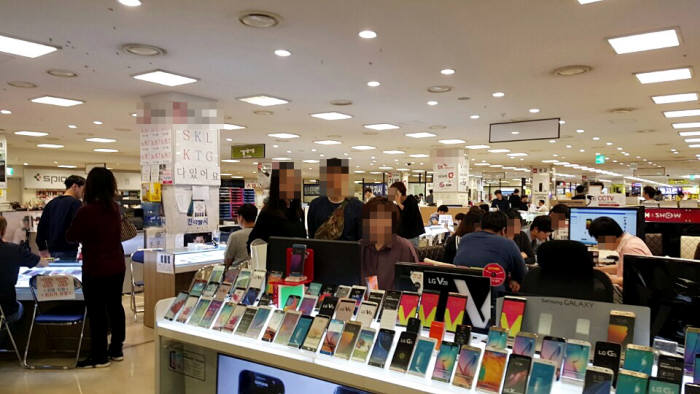 `갤노트7·V20` 맞짱… 시끌벅적 `신도림 테크노마트` 가다