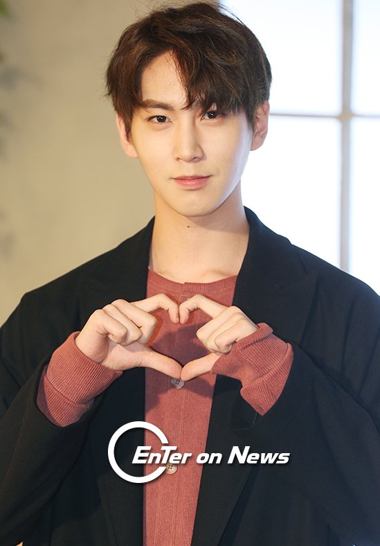 [ON포토] 펜타곤 신원, ‘하트는 이렇게~’
