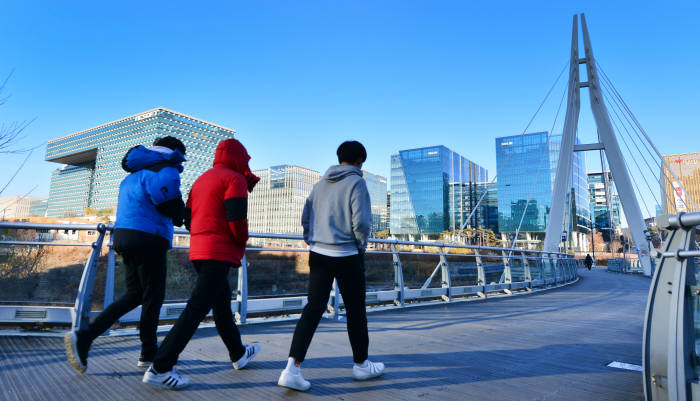 일요일도 바쁜 ICT 기업