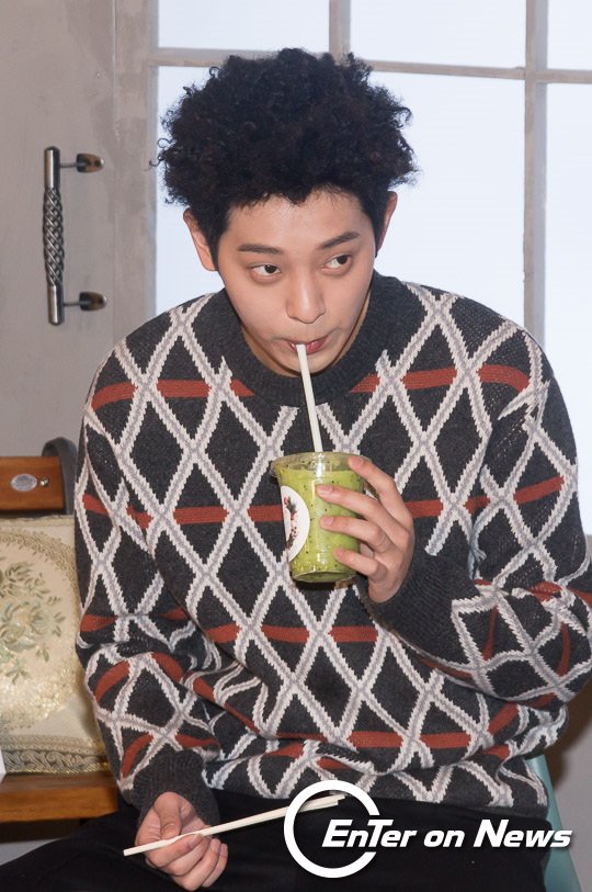 [ON포토] 정준영, 새침한 시선으로 음료흡입