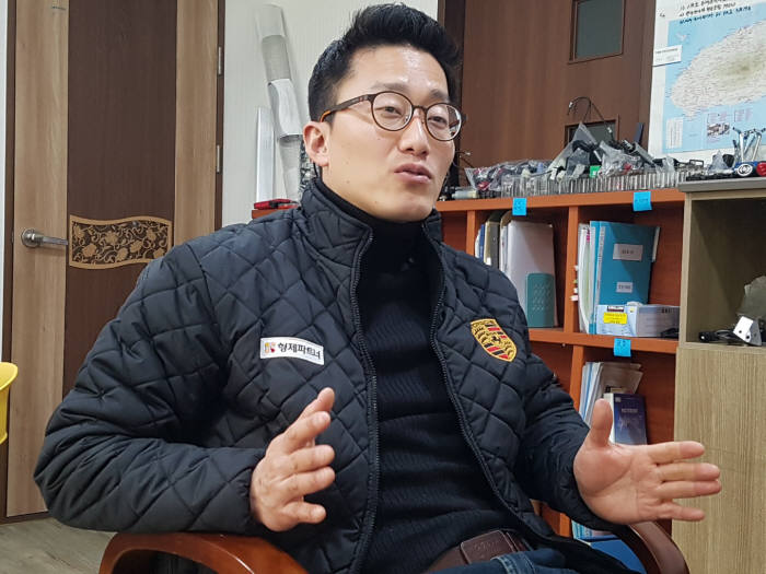 [人사이트]농업용 전기차 만드는 김정완 형제파트너 대표