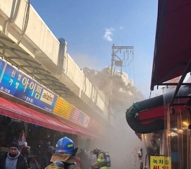 의정부 제일시장 화재 발생...점포 2개 전소돼 바람 타고 빠르게 확산