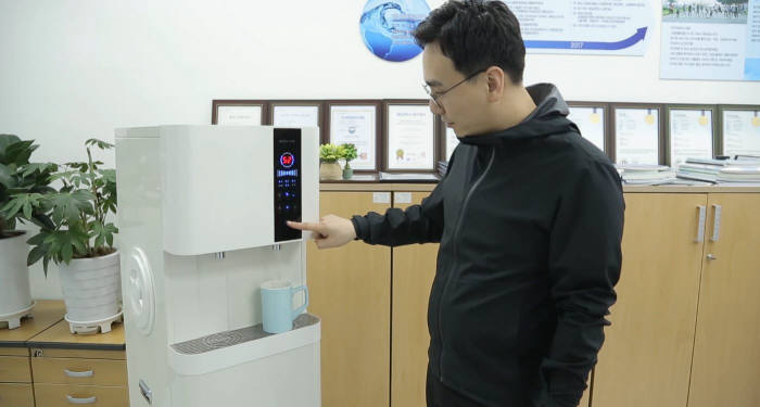 공기 속 수분 모아 식수로...정수기의 한 水