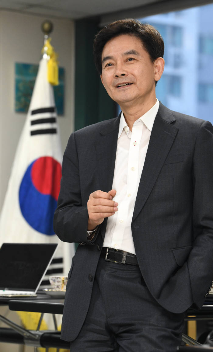 [데스크가 만났습니다]소프트웨어(SW) 외 길 40년, SW 산증인 조현정 비트컴퓨터 회장