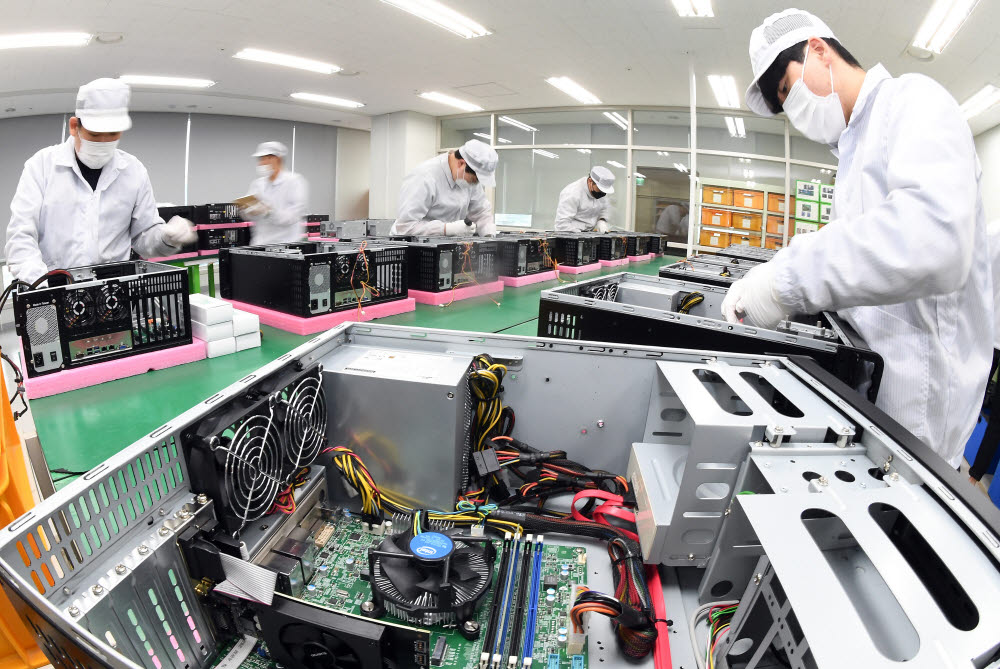 산업용 컴퓨터 조립 바쁘다 바빠