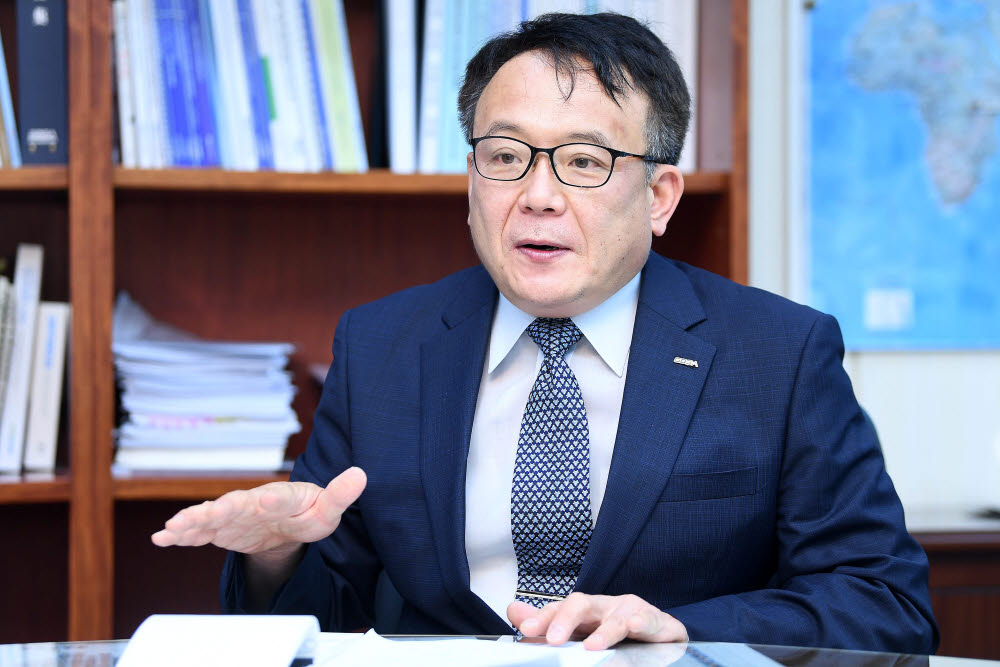 [데스크가 만났습니다]유승경 경기도경제과학진흥원장 코로나로 폭발한 언택트 시대는 계속 지속될 것