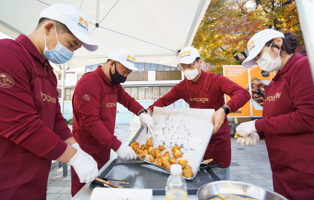 교촌치킨, 임직원 치킨 나눔 행사 실시...연말, 온정 더해요