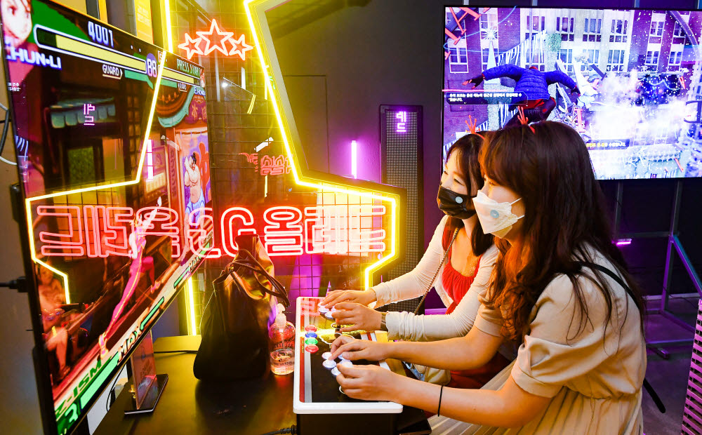 올레드TV로 몰입감 UP, 금성오락실 인기