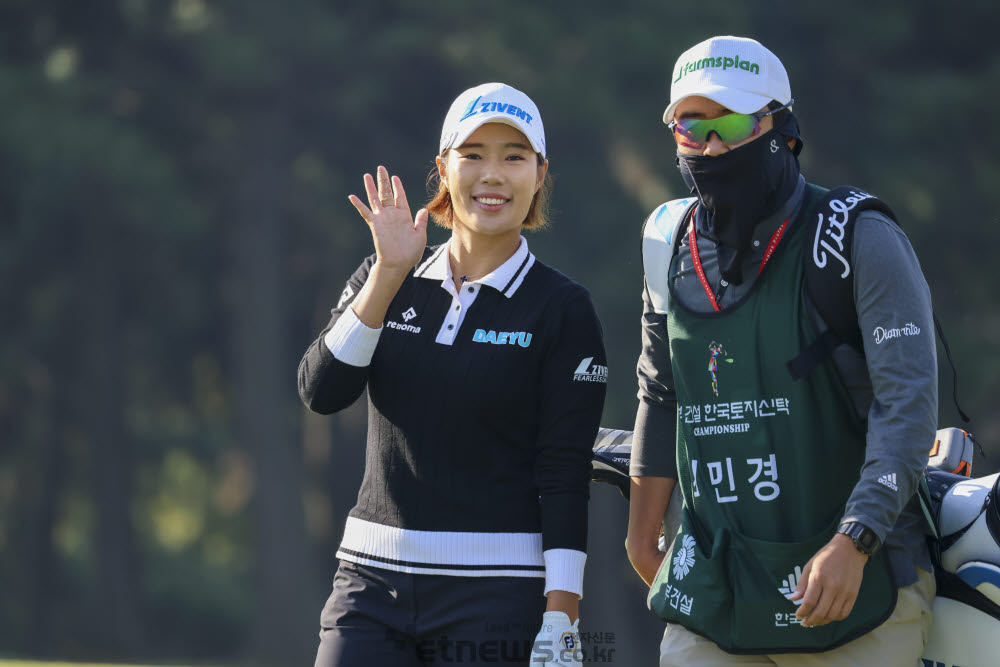 [포토]최민경, 오늘도 화이팅 할게요