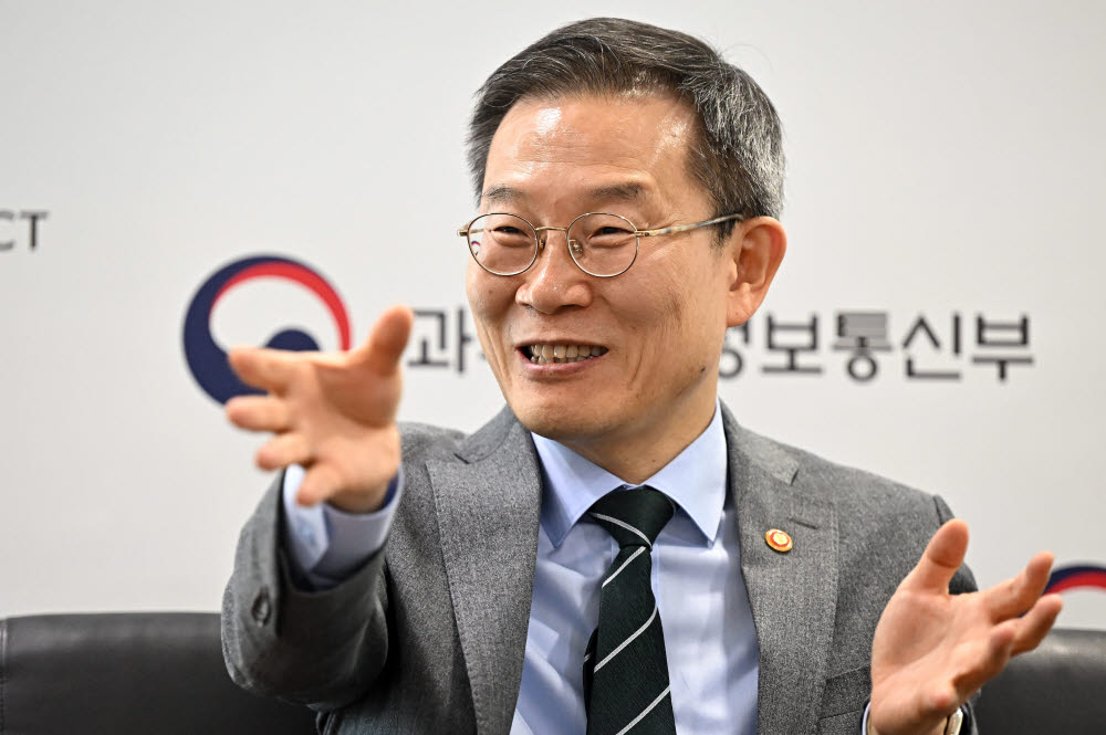 [데스크가 만났습니다] 이종호 과기정통부 장관 저전력 AI 반도체로 글로벌 시장 선도