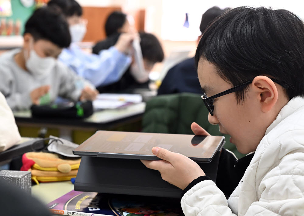 [에듀플러스]에듀테크 교육현장을 찾아서…신석초, AI펭톡 영어수업 재미있고 신나요