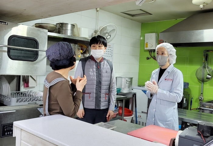 롯데마트, 목련시장 위생 안전 컨설팅 실시…“전통시장 품질 강화 지원”