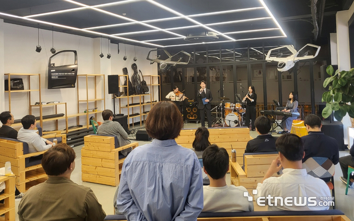 한국탄소산업진흥원, 임직원 마음치유 초청음악회 정오의 선물 개최