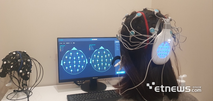 연말연시 우울증? 뇌파로 측정 가능…기자가 직접 찍어보니