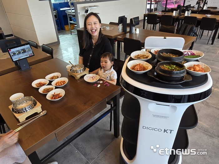 “고급식당 변신”…KT, 호남지역에 하이오더 1만대·서빙로봇 650대 보급
