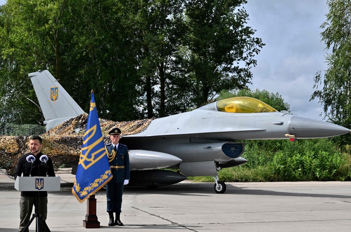 “조종 가능 인력 단 6명인데”…F-16, 우크라이나 도착