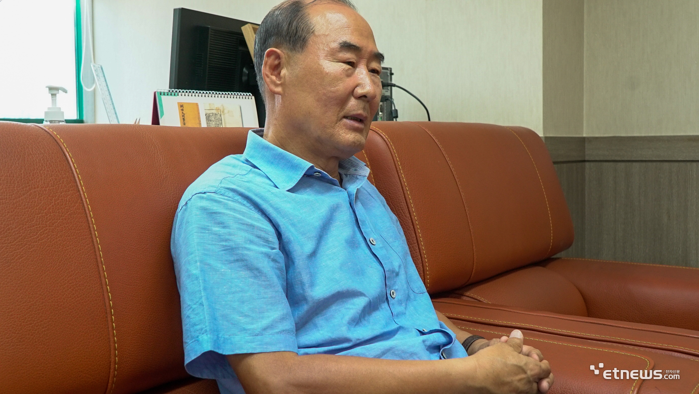 전군표 작가 “실록 기반 소설 효옥, 삶의 용기 되길”…작가 변신한 전 국세청장