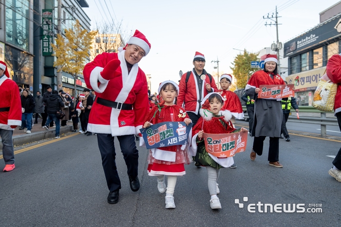 “온가족이 즐겨요”…오산시, 오(Oh)! 해피 산타마켓 화려한 막 올려