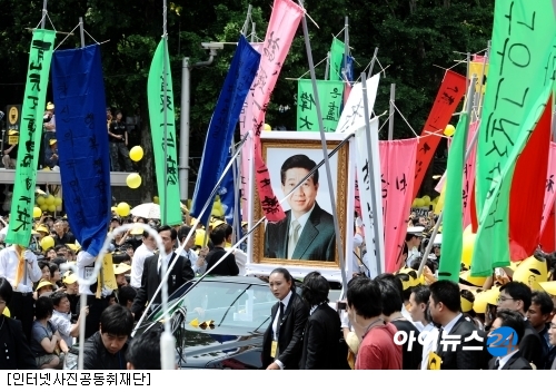 서울광장 시민들, 질서정연하게 고인 추모
