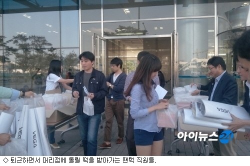 [현장]팬택 이준우 부사장, 휴대폰 매장서 고개숙인 사연
