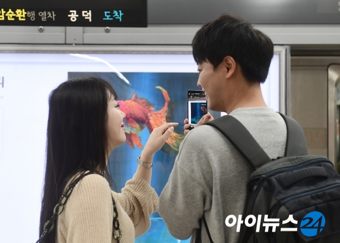 [i-PHOTO]예술에 5G를 더하다…지하철에서 만나는 U+5G 갤러리