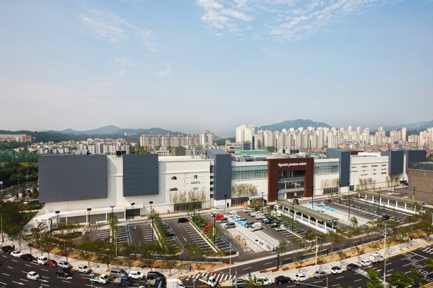 갤러리아·롯데 비켜 현대百, 중부권 아울렛 첫 겨냥…유통 대전