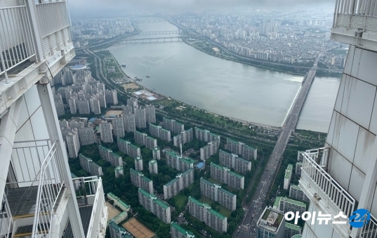 [현장] 발을 뗄 수가 없다…롯데월드타워 스카이브릿지 다녀오니