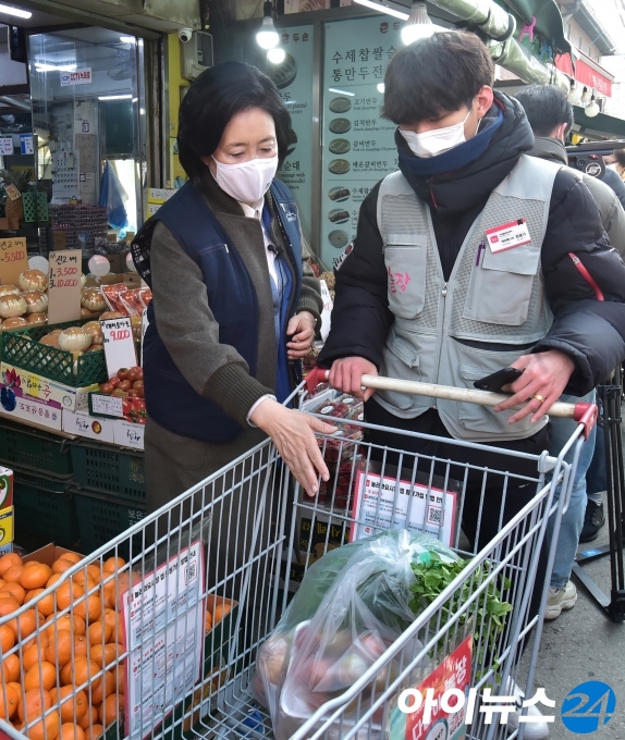 [포토]용산 용문시장 찾은 박영선