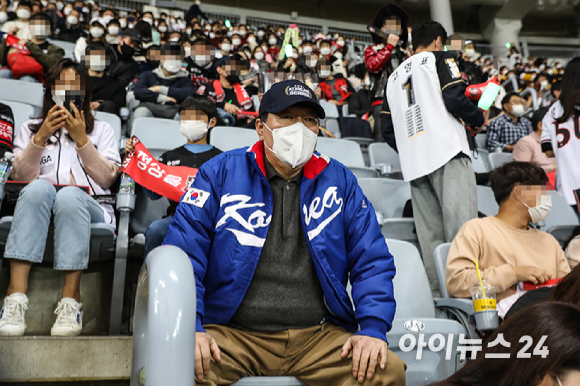 [포토]한국시리즈 직관하는 윤석열 후보, 야구 유니폼까지 입고