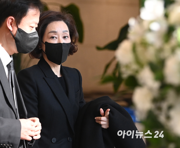 [포토]빈소 나서는 구지은 아워홈 부회장