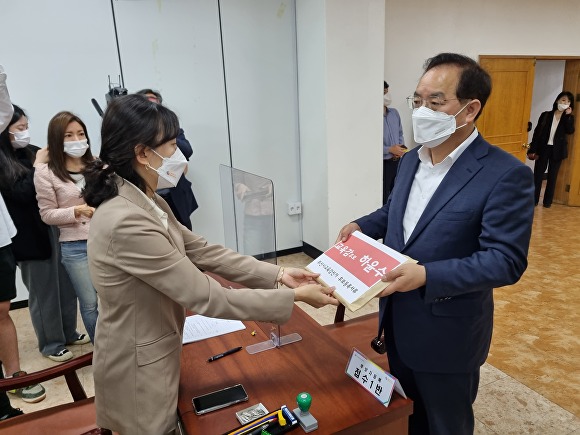 [포토]후보자 등록하는 하윤수 부산시교육감 후보