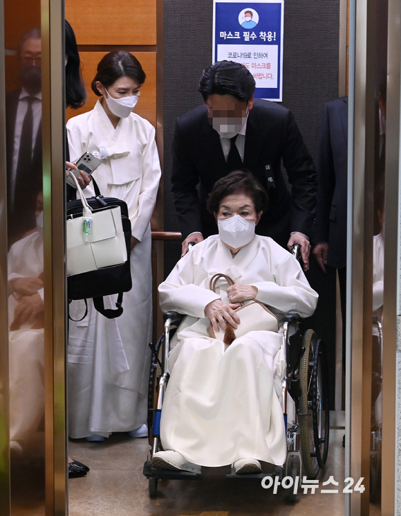 [포토]구자학 명예회장 빈소 향하는 이숙희 여사
