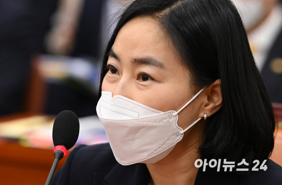 [포토]의원 질의에 답하는 김진아 메타코리아 대표