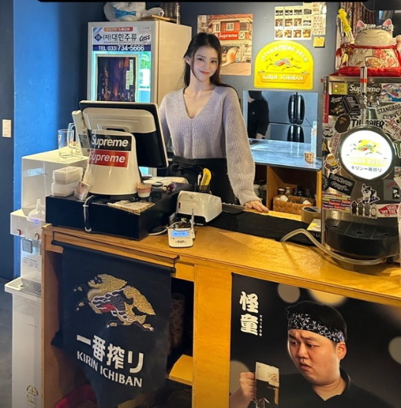한소희, 일일 알바생 변신…팬서비스에 90도 인사까지