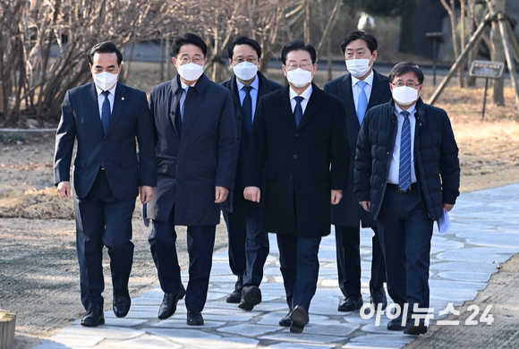 [포토]당지도부와 함께 신년 기자회견 참석하는 이재명 대표
