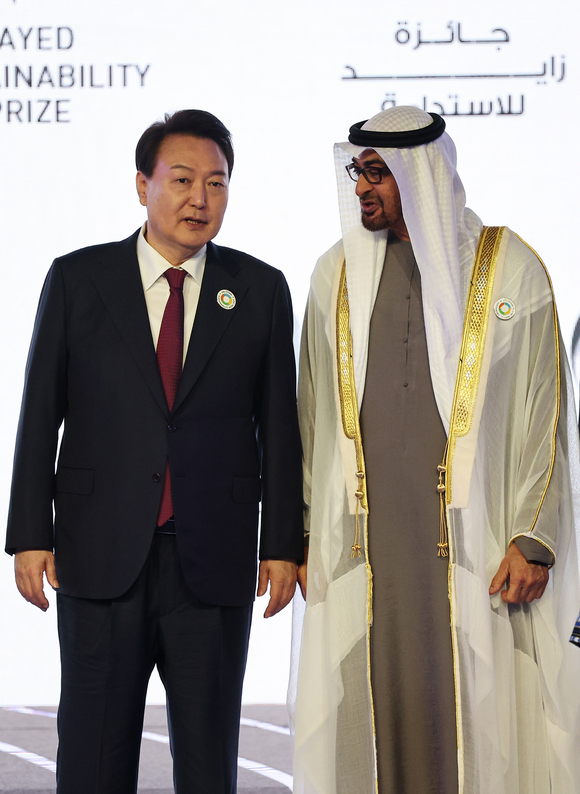 尹, UAE 바라카 원전 방문…한전·두산·현대·삼성 팀코리아 동행