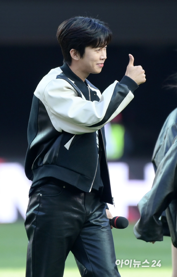 [화보]시축에 걸그룹댄스까지…임영웅, 트롯황제가 축덕이면 일어나는 일