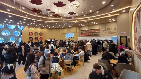 비싸야 잘 팔리는 한국…팀홀튼, 커피 가격 두 배 받아도 바글바글