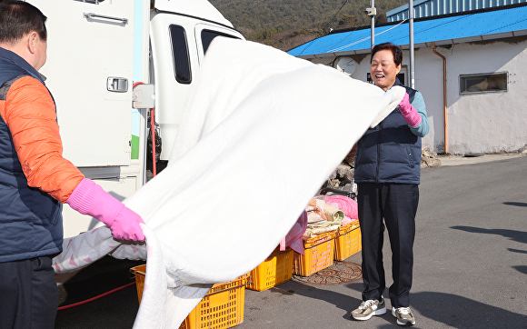 박완수 지사, 설 명절 맞아 어르신 대상 찾아가는 빨래방 체험 나서