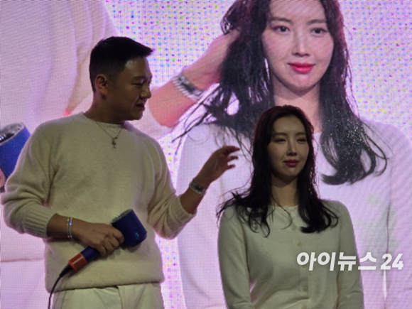 [현장]5년 만에 찾아왔다…제임스 다이슨, 성수동 핫플서 헤어 신제품 선봬