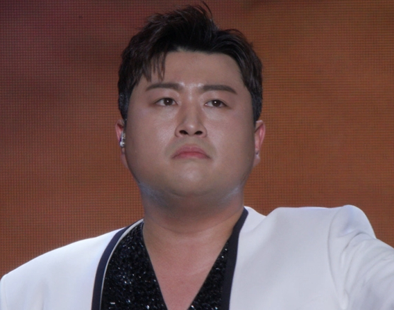김호중, 뺑소니 혐의로 경찰 조사…운전자 바꿔치기 의혹도