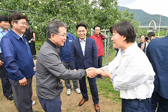 송미령 농림축산식품부 장관,  대구 군위군 사과 농원, 농산물유통센터 방문