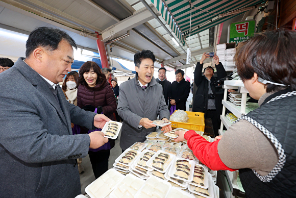 이양섭 충북도의회 의장, 설맞이 전통시장 장보기 가져