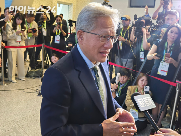 젠슨 황, 방한 마치고 출국…마지막 식사는 컵라면?
